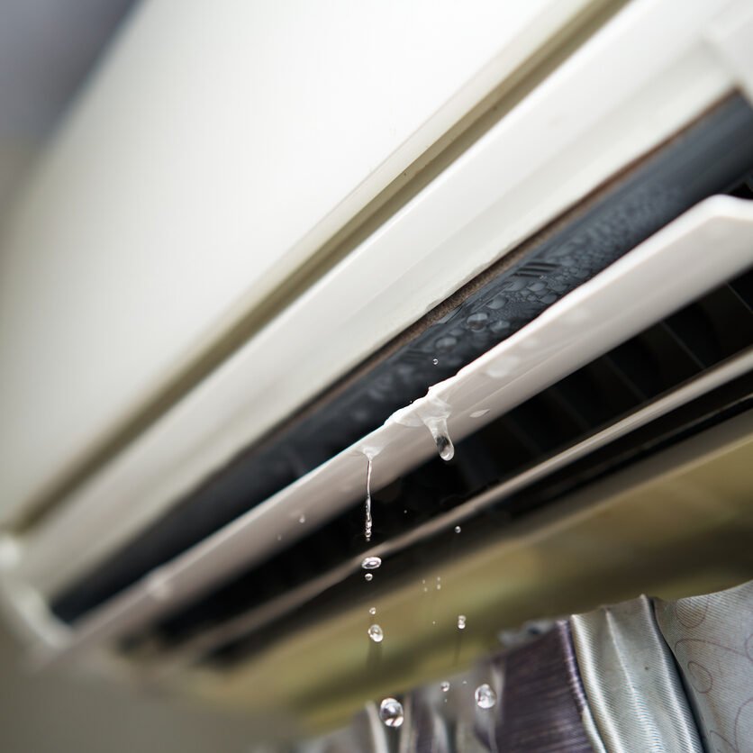 Water leaking from the air conditioner drips from the cooler. 